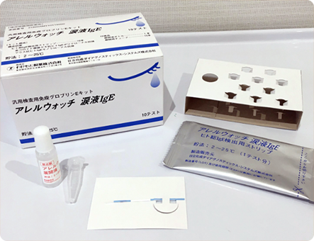 アレルウォッチ 涙液IgE 検査の様子